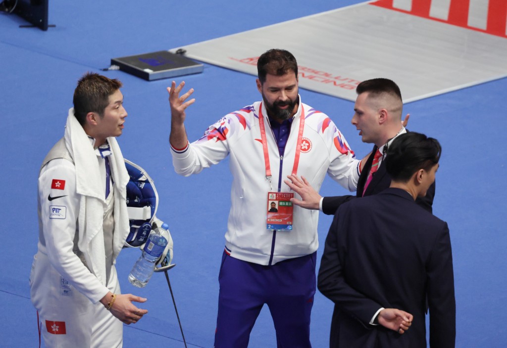 家朗及Greg賽後跟裁判們談比賽的問題劍。徐嘉華攝 家朗及Greg賽後跟裁判們談比賽的問題劍。徐嘉華攝