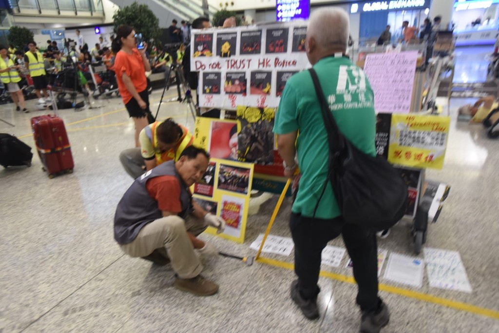 工作人員清理地上黃綫。