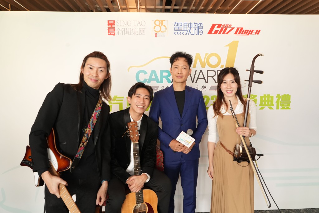 人氣二人男子樂隊DisCover成員黃進林（左二）、郭俊德（左一），二胡演奏家陳璧沁（右一）、敖嘉年（右二）擔任表演嘉賓。