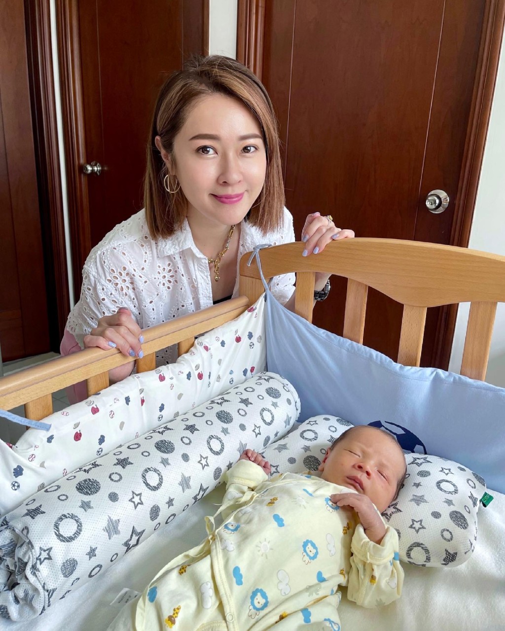 陈颖妍已做姑妈。