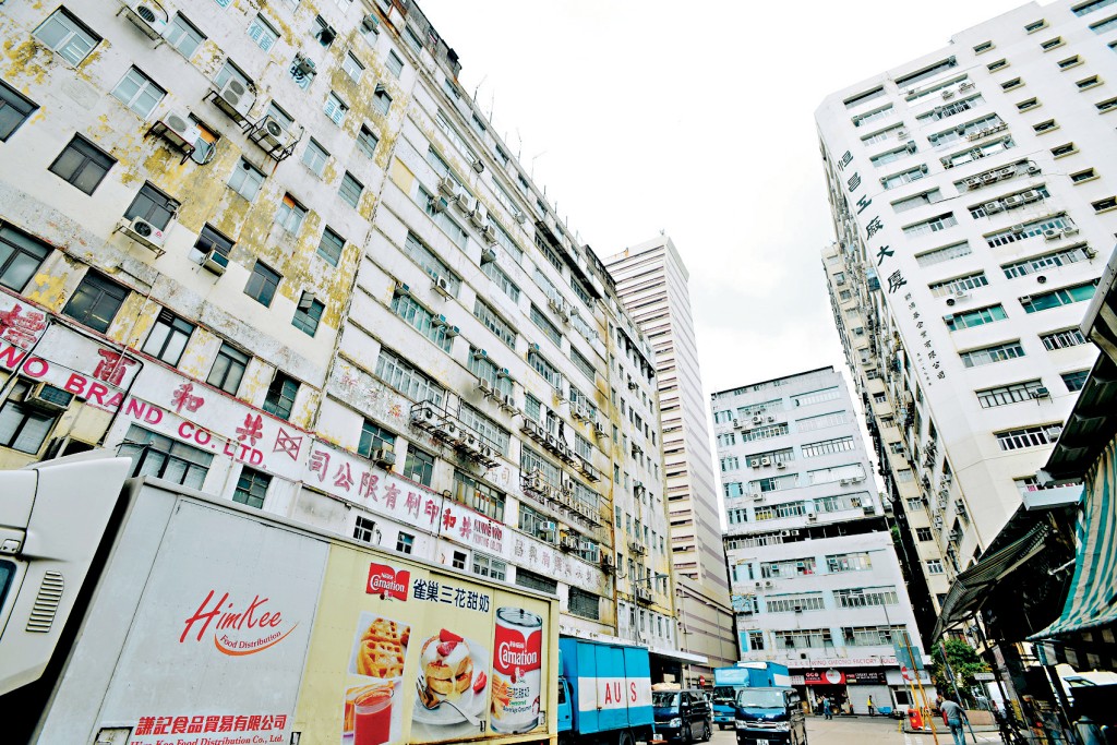 審計報告指屋宇署和消防處巡查未安裝自動花灑系統的舊式工廈進度欠佳，消防處指整體進度符合工作目標。