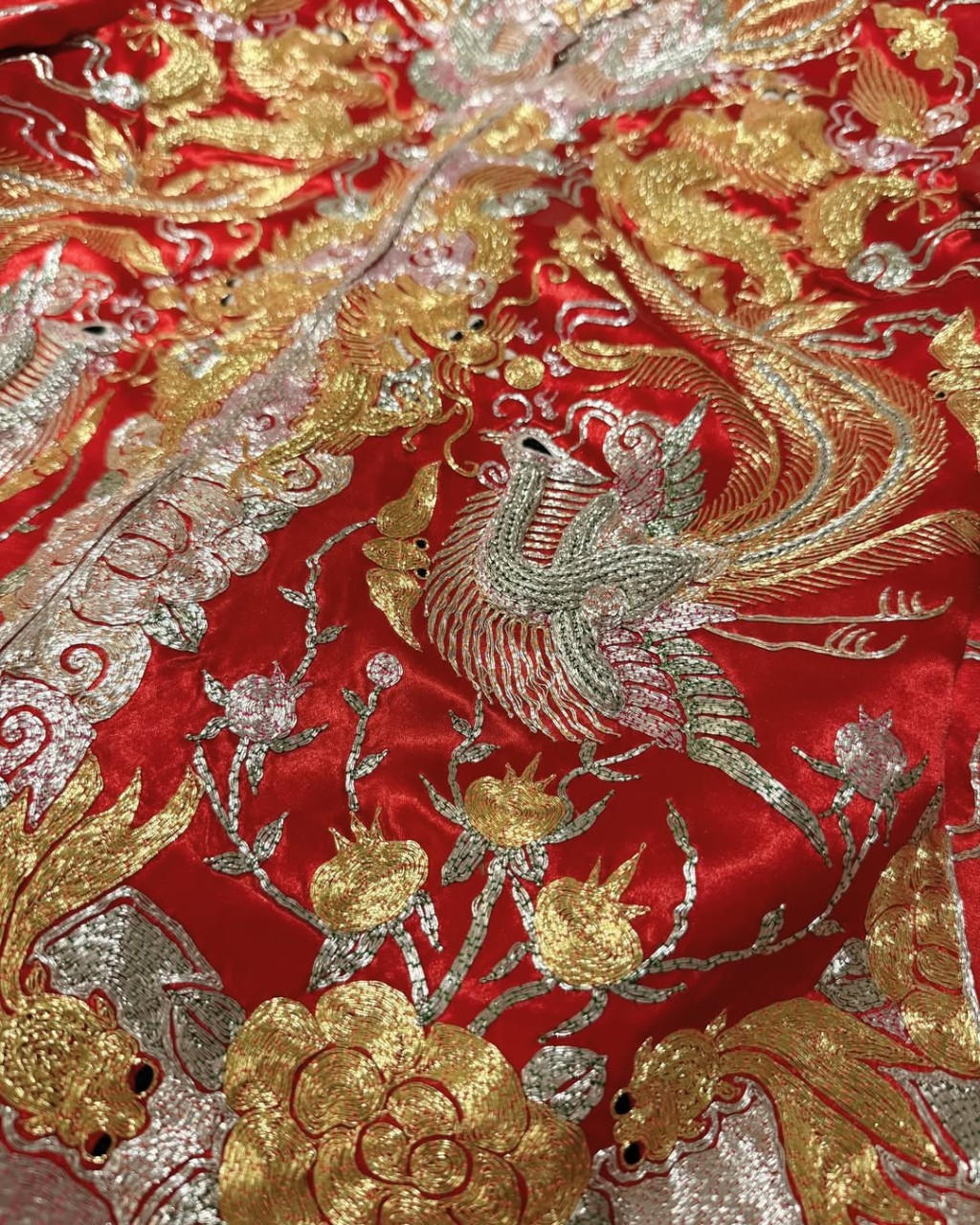 裙褂上的金銀線刺繡手工精緻，栩栩如生。