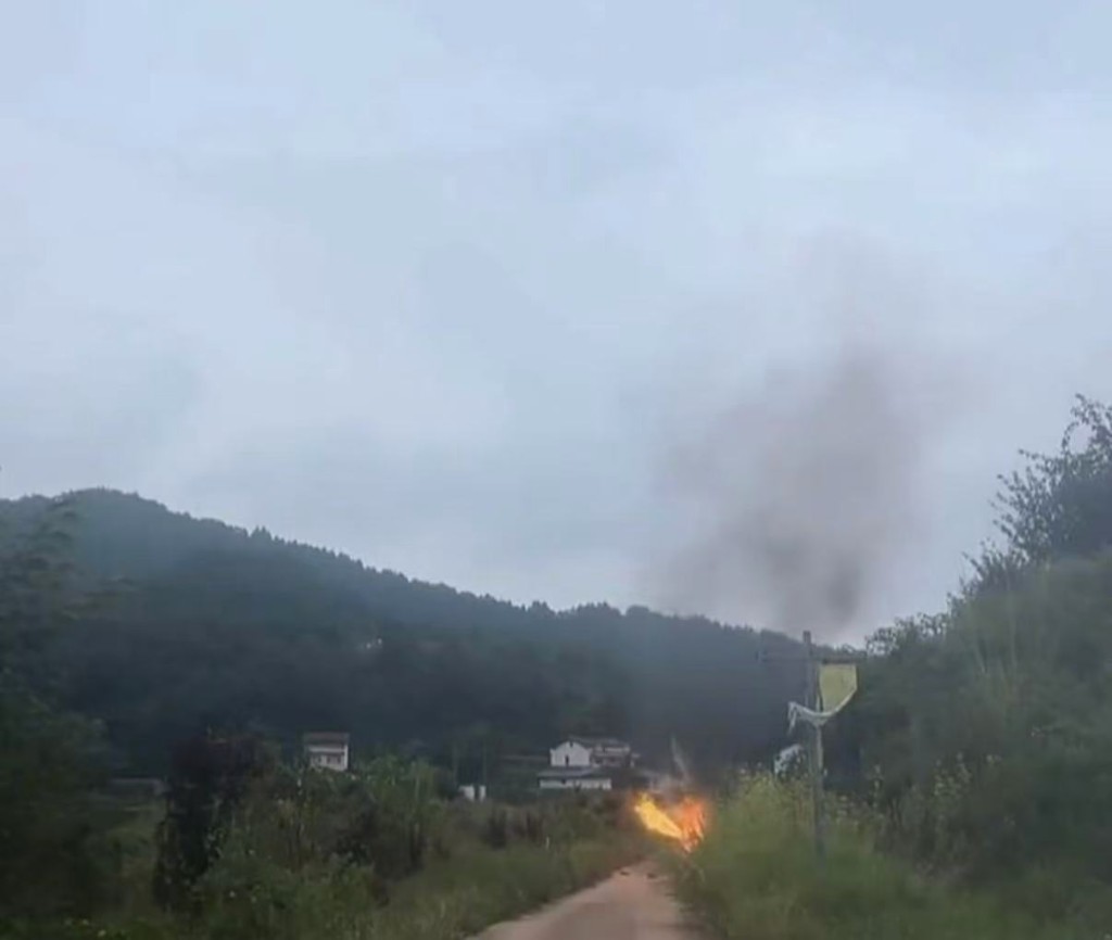 川男¥35萬購買民間自製直升機學飛行，直播時墜機身亡。微博@快樂一夏鴨