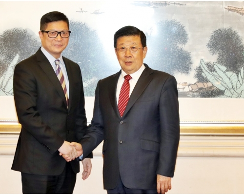 警務處長鄧炳強(左)訪京時曾禮節性拜訪趙克志。資料圖片
