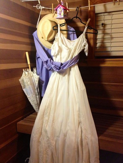 結婚襯衫打結抱著奶奶。網圖