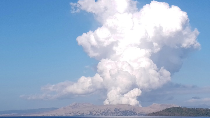 菲律賓塔爾火山清晨噴發。AP圖片