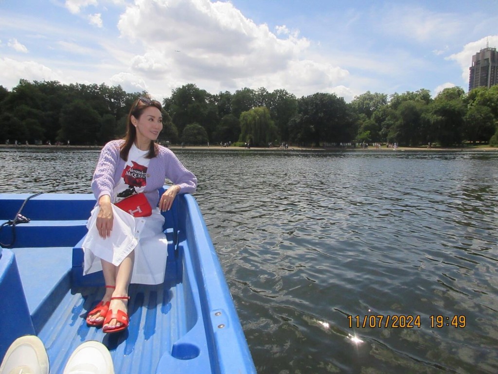 郭可盈在海德公園乘坐小船與水禽們一起遊湖，更大晒價值十多萬的Hermès Constance 24cm心紅色配錦葵紫琺瑯扣手袋，以及同品牌同色Santorini Sandal。