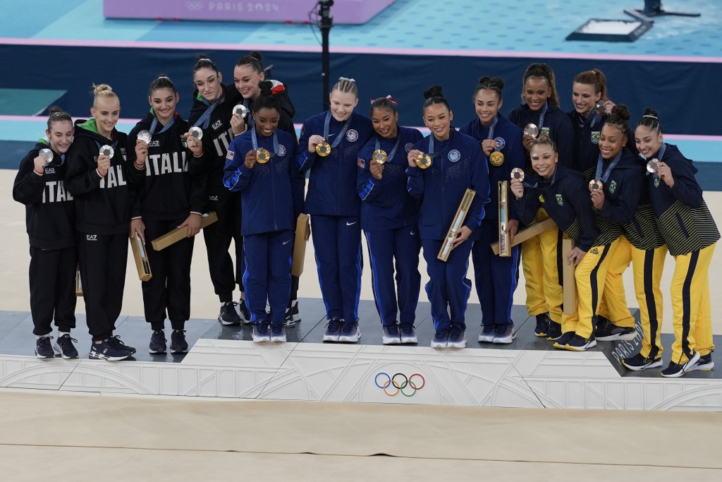 意大利女子體操隊（左），在巴黎奧運團體賽中奪得銀牌。（美聯社）