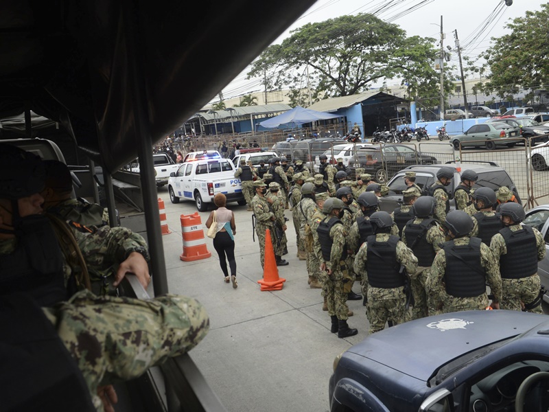 大批防暴警赶至现场控制。AP