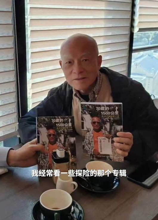 74歲的鄭鎮炎熱愛徒步運動，23年獨自由成都行路上西藏。抖音＠成都發布