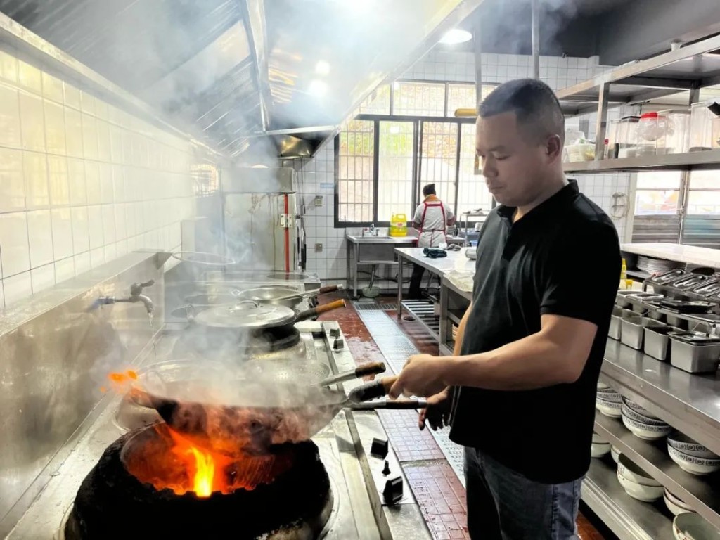 有了儿子的帮助，贺建与胡茜得以顺利经营乡村酒店。《潇湘晨报》