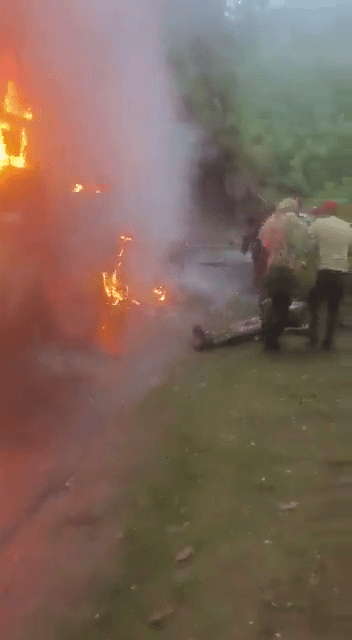 印度燃燒中的軍車旁有軍人倒地，有同袍上前察看。網片截圖