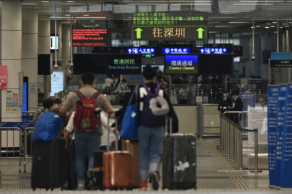 國人認為香港已經回歸26年，是中國的一個特別行政區，到自己的國土卻還要辦旅遊簽證，似乎有點不合時宜。
