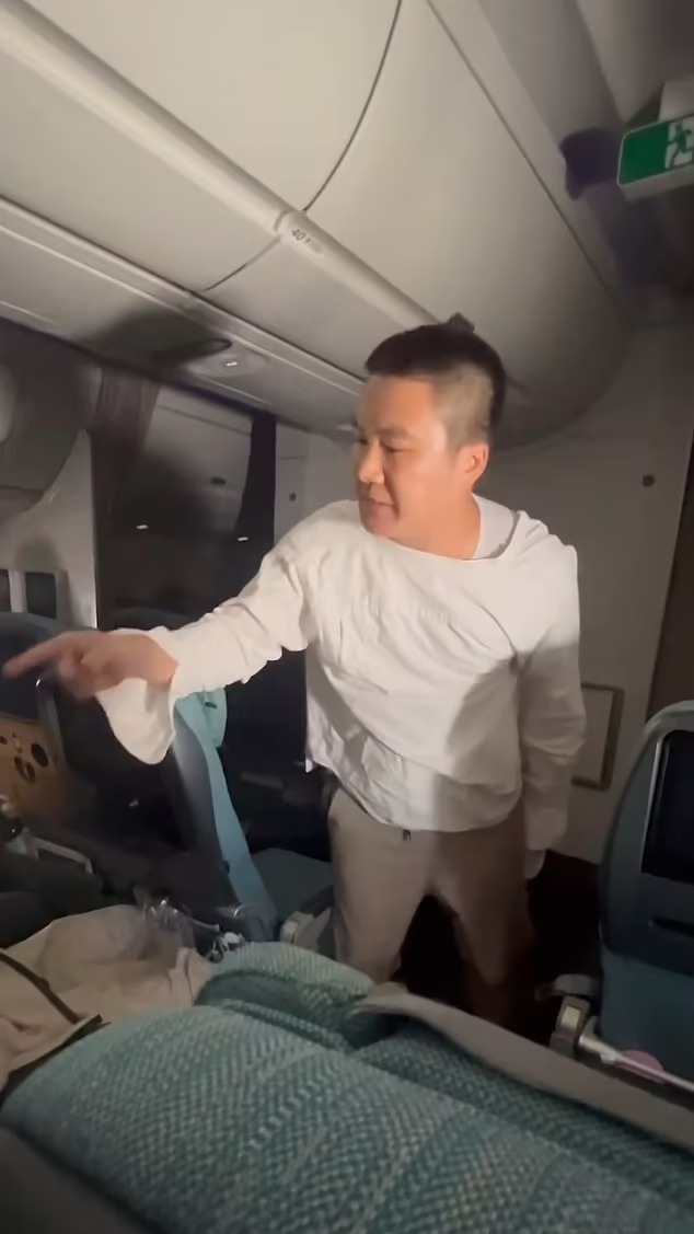 片段拍到机上男子指着后座女客大骂。网图
