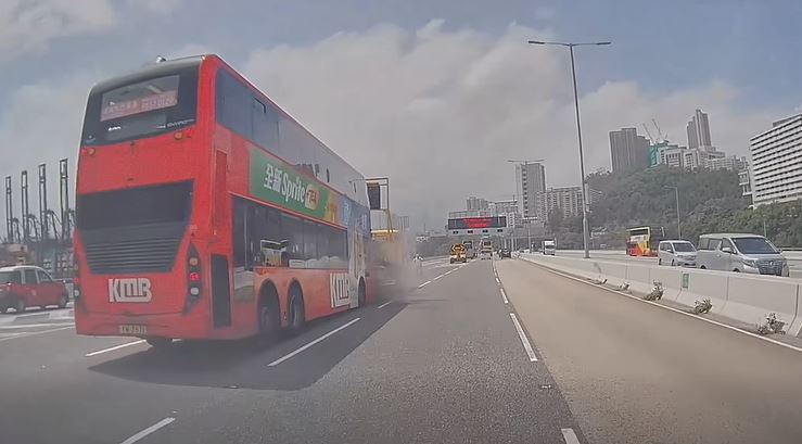 青葵公路昨日(25日)下午發生九巴猛撼工程車的嚴重交通意外。 青葵公路昨日(25日)下午發生九巴猛撼工程車的嚴重交通意外。