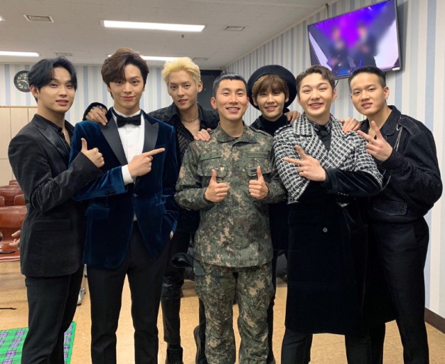 鄭鎰勛(右三)被爆吸毒後已退出BTOB。