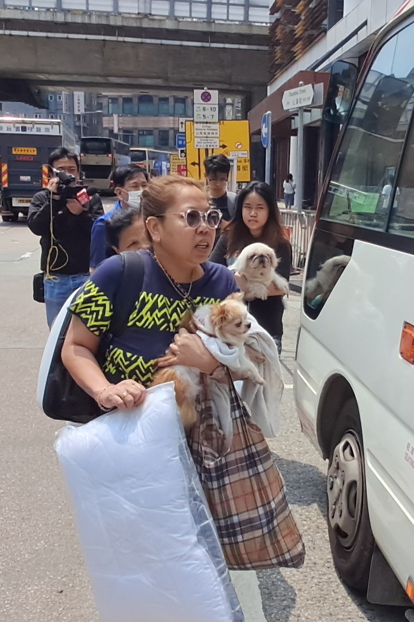 居住在华丰大厦20年的一对南亚裔母女下午带同爱犬返回现场拿取个人物品。