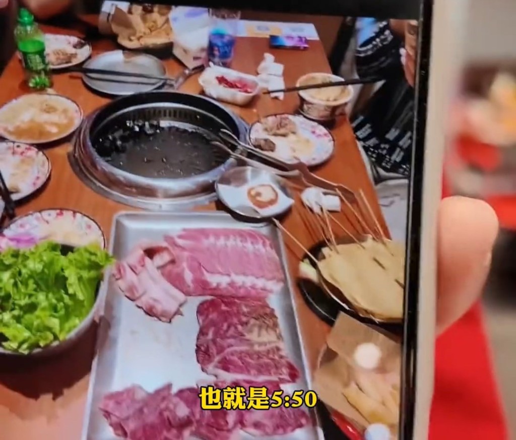 枱面滿布吃剩的食物。抖音@大風新聞 枱面滿布吃剩的食物。抖音@大風新聞