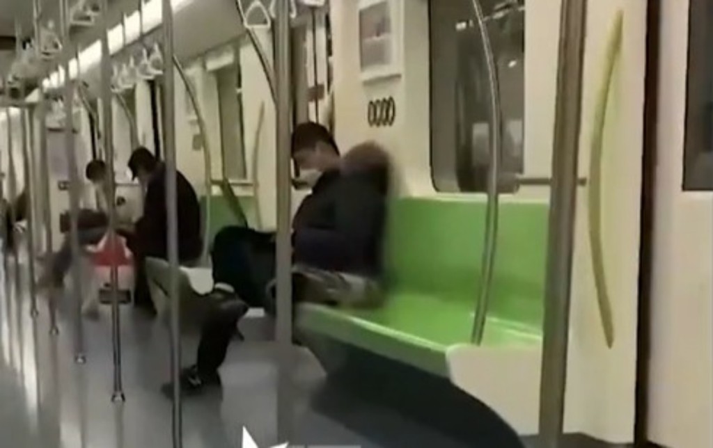 他的舉動令其他乘客側目。