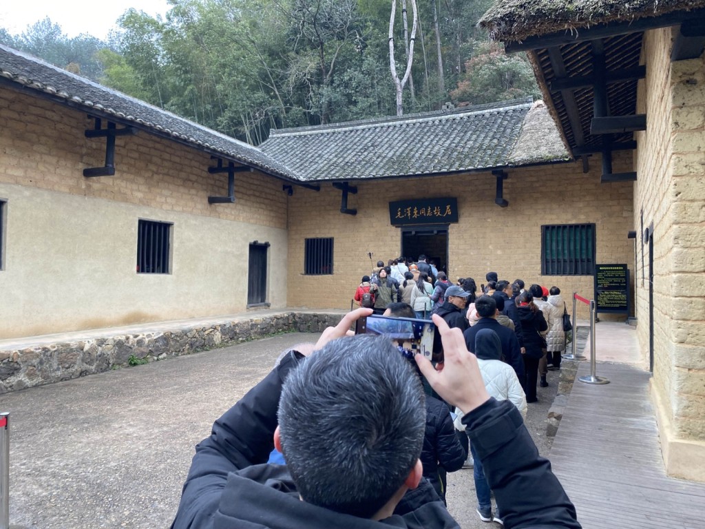 游客排队进入毛泽东故居。　星岛记者摄