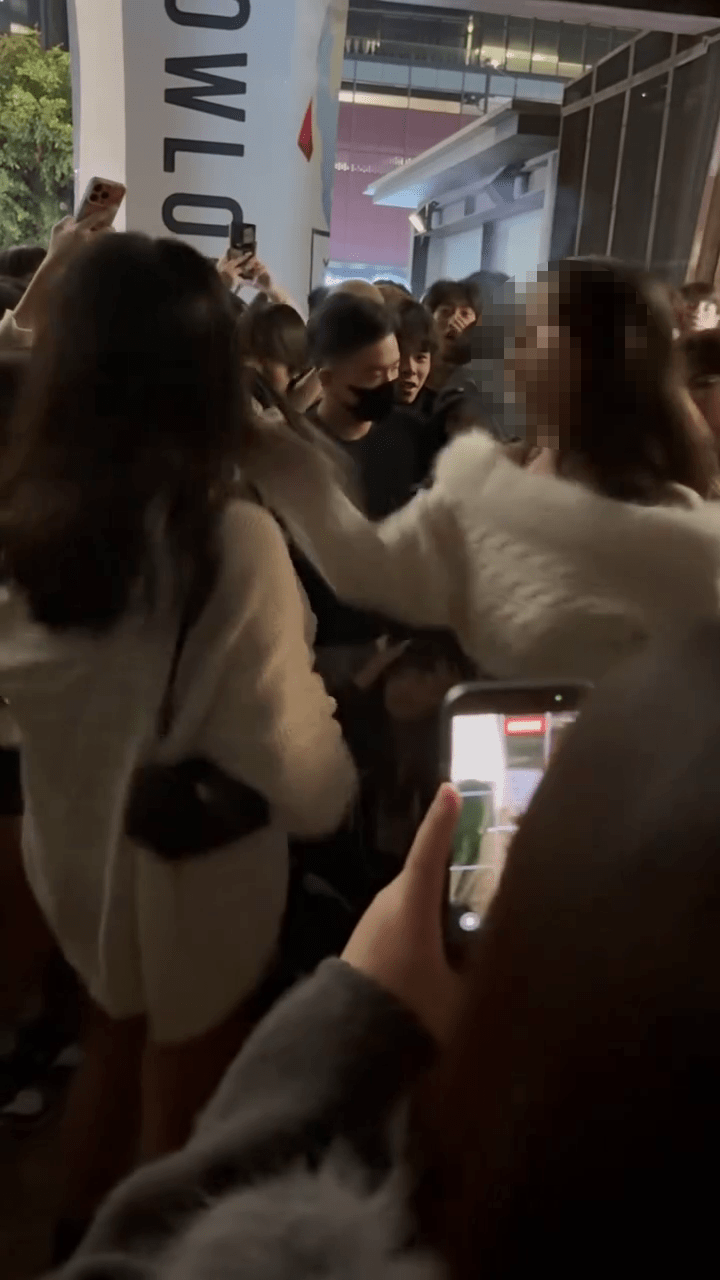 涉案女童因而得勢不饒人，用力掌摑對方。
