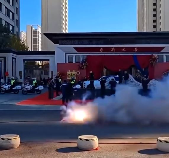 內蒙古有婚車公司找人「冒警」為迎親隊開路被罰。青城公安