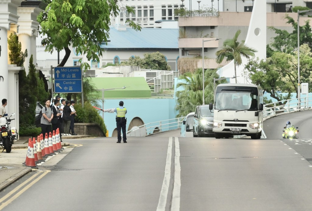 夏寶龍乘搭的專車抵達禮賓府。何君健攝 夏寶龍乘搭的專車抵達禮賓府。何君健攝