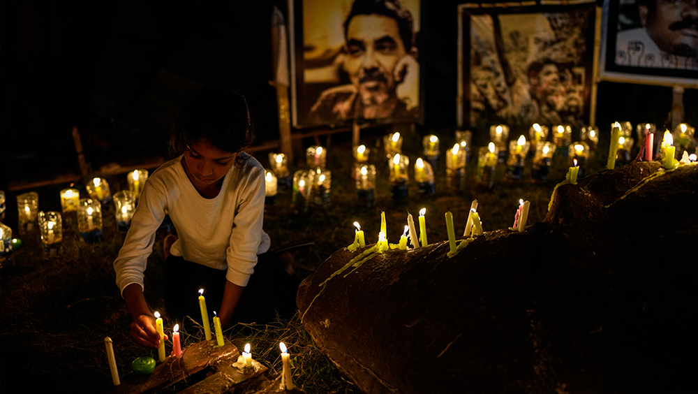 示威者點燃蠟燭紀念在最近幾個月的抗爭活動中喪生的人。AP圖