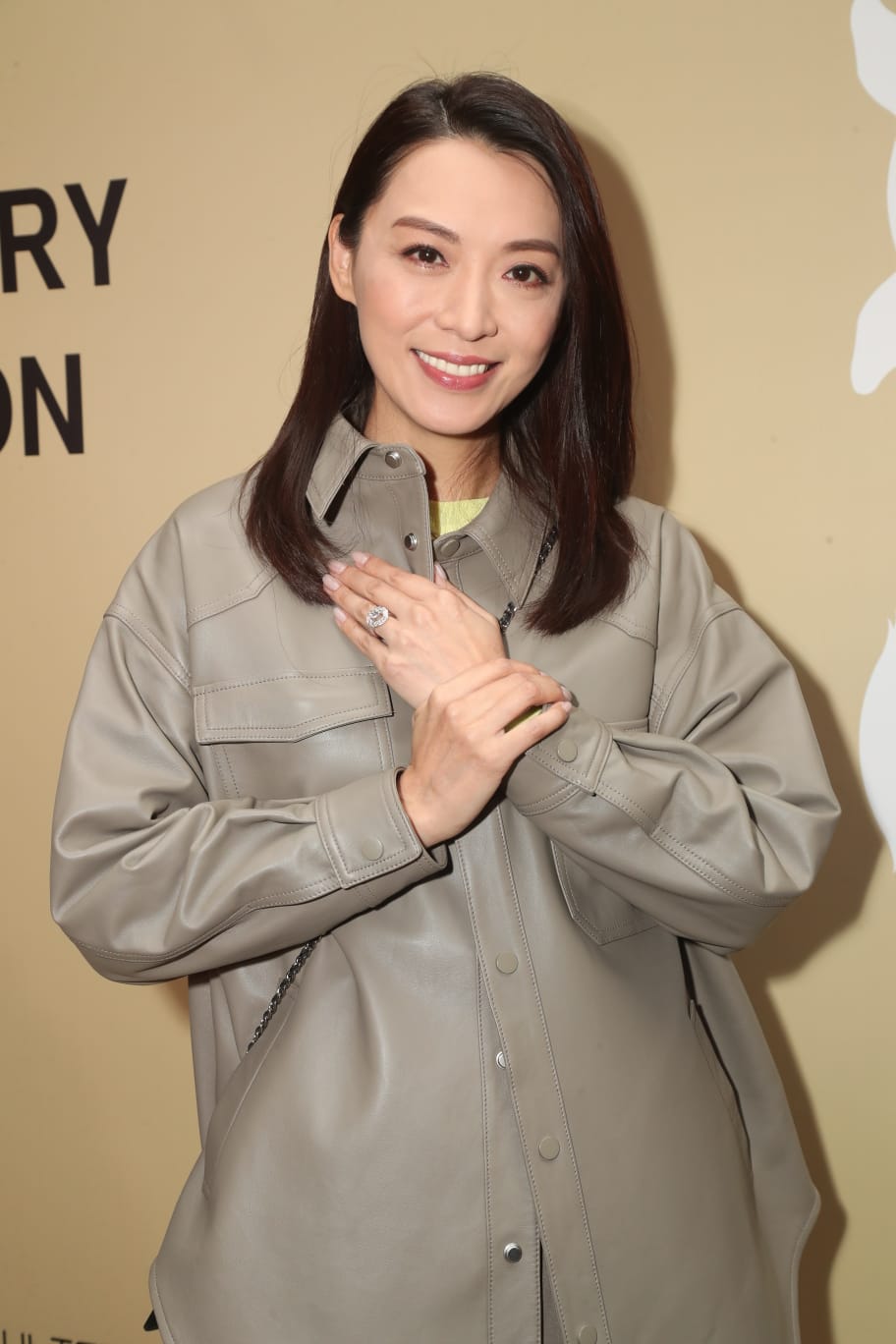 求婚戒指由兩隻戒指合二為一，外圍的鑽飾以「八心八箭」的切割，並隱藏了2人的秘密故事。