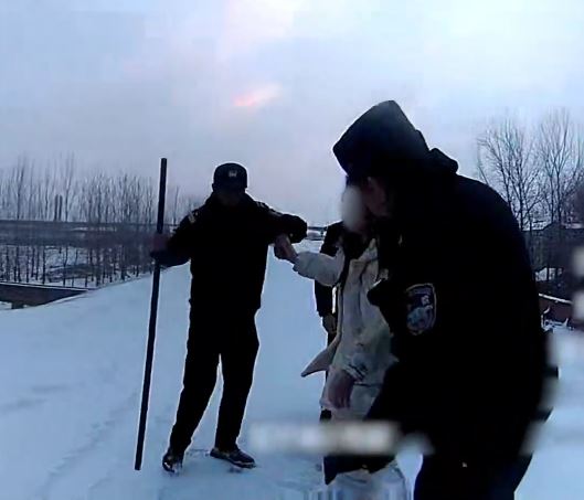 安徽有女子離奇在大雪夜流連郊外連8小時，險變人形冰雕。抖音＠平安龍子湖