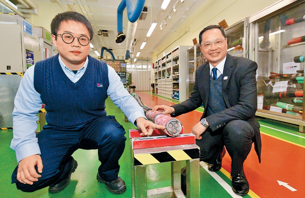 （左起）港燈工程師朱科，輸配電科工程建設及保養主管楊廣通介紹利用AI做電纜醫生，幫電纜做身體檢查。 