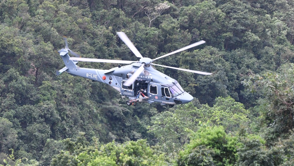 飛鵝山行山男失足墮坡受傷 直升機協助送院。