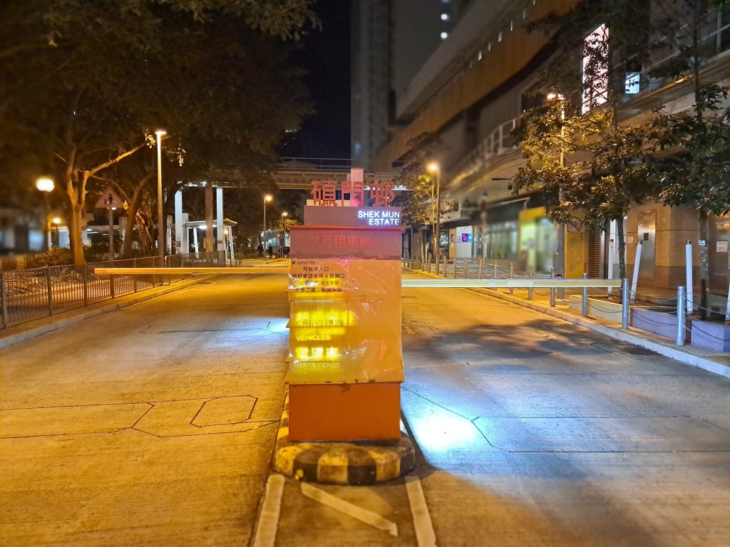 私家車撞毀閘口欄桿後逃去。 私家車撞毀閘口欄桿後逃去。