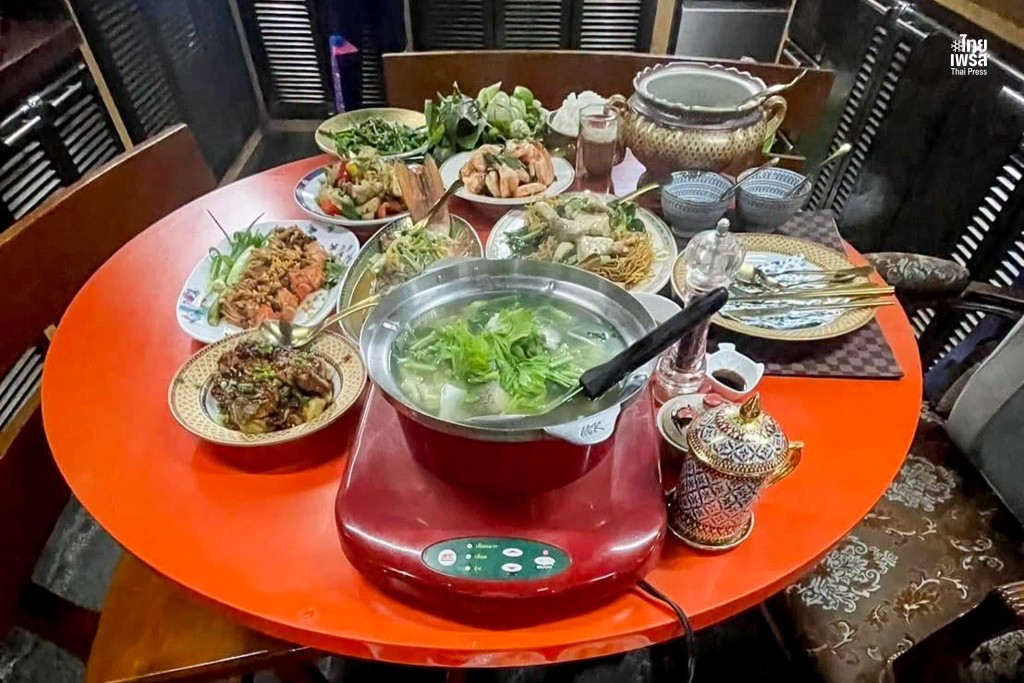 网民发现这张橙色大圆桌原本是饭桌。 X