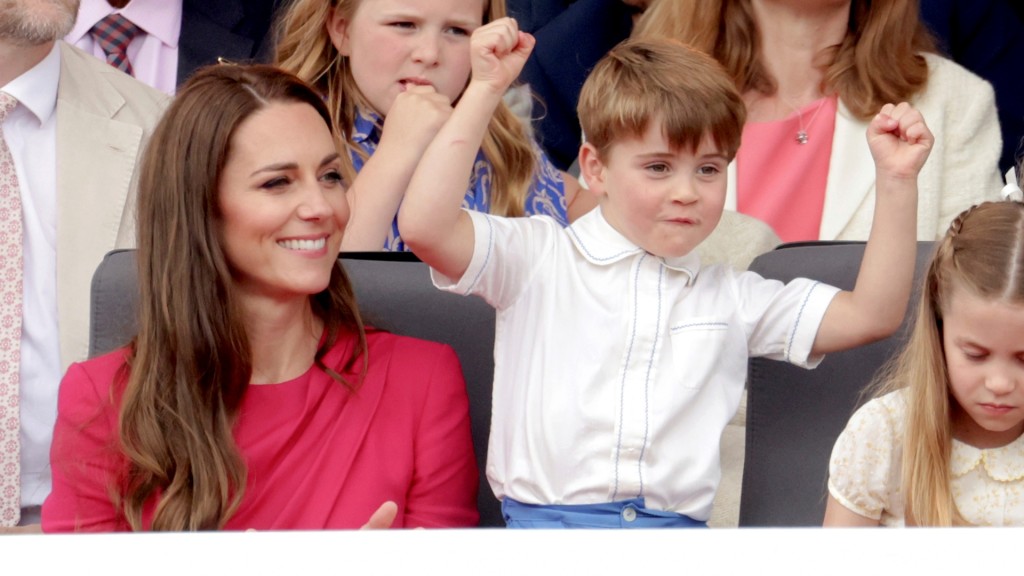 2022年在已故女皇白金禧庆祝活动上，路易王子动作表情多多。 美联社