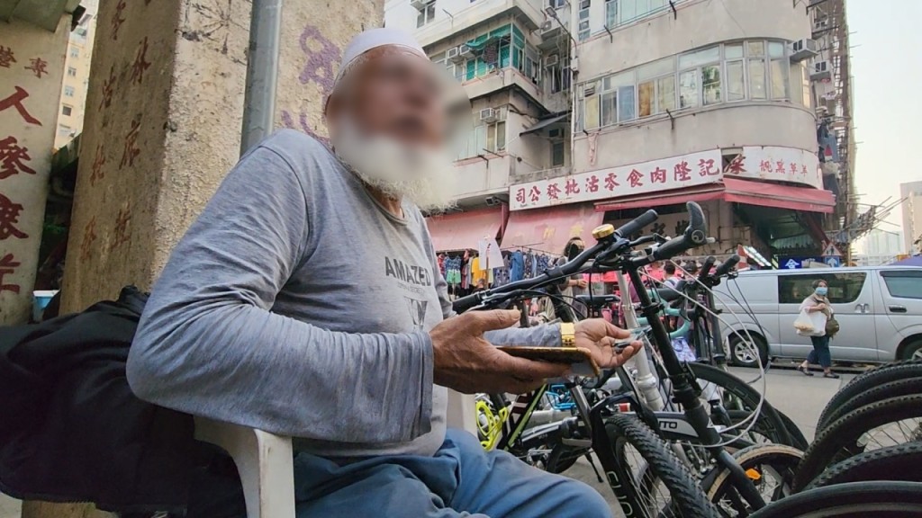 南亚裔档主对出售自行车是否“老鼠货”不置可否，摊开双手称“我唔知架！”