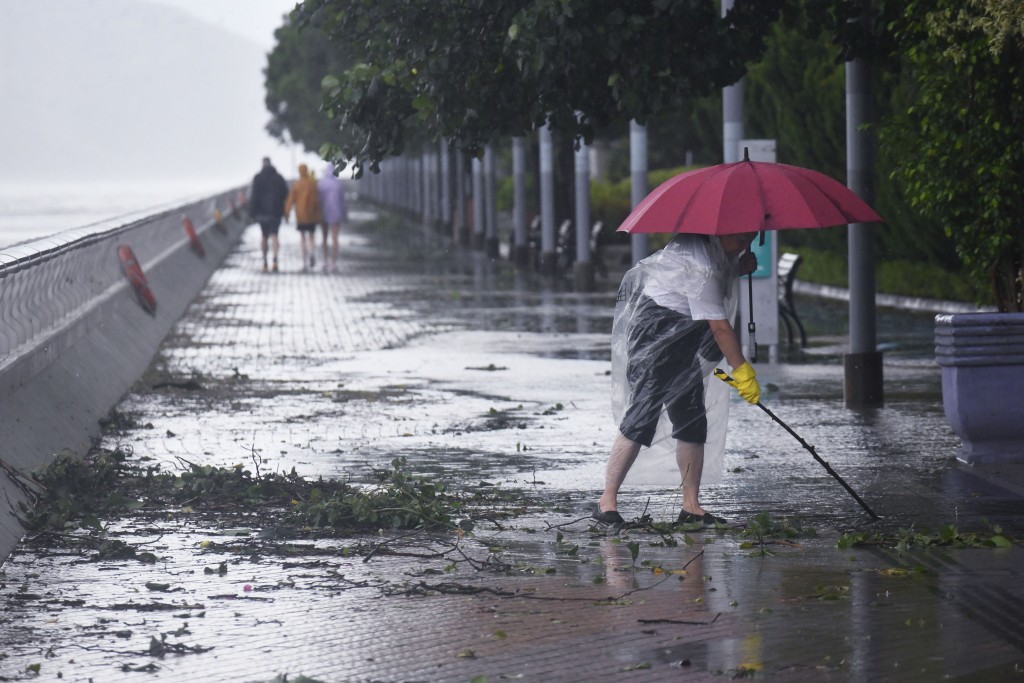 市民下周初出門宜預留時間及帶備雨具。