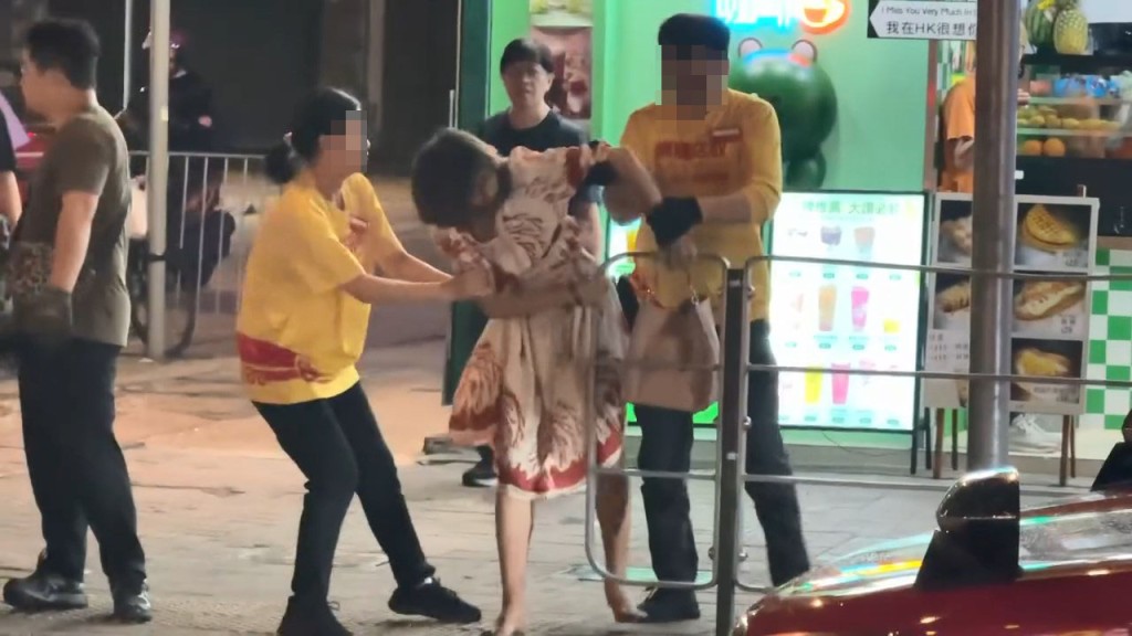 女子涉嫌在超市內高買,之後她與職員在路邊拉拉扯扯。 女子涉嫌在超市內高買,之後她與職員在路邊拉拉扯扯。