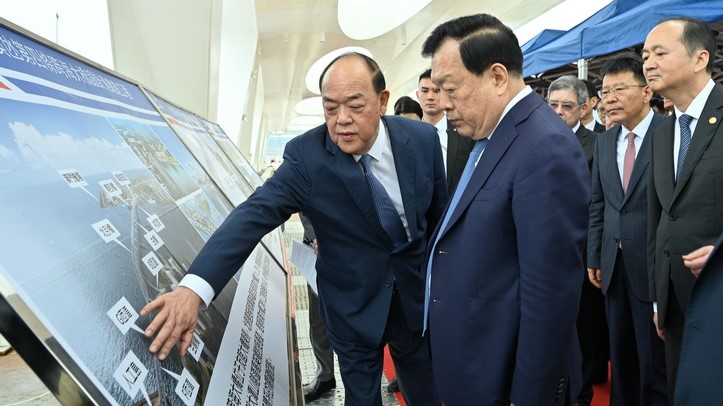 夏寶龍考察澳門大橋建設工地。