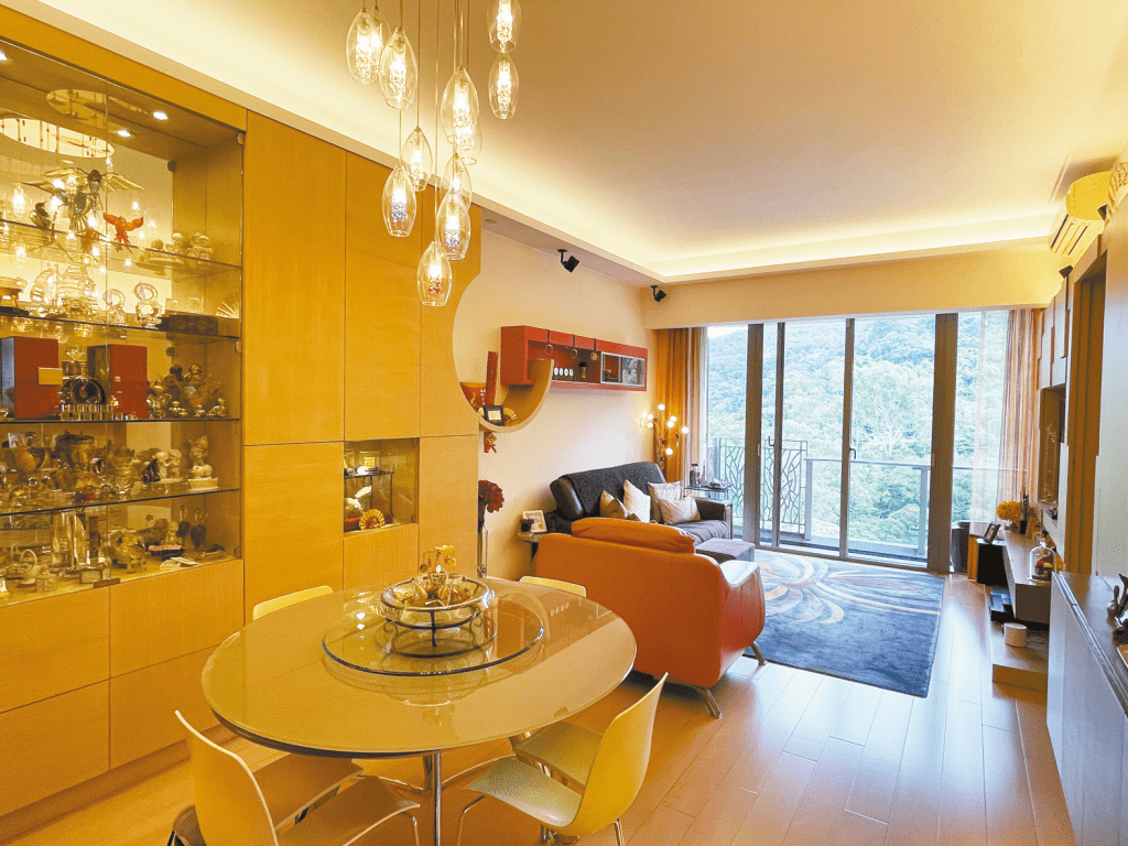 廳堂採用暖色為基調，打造出溫馨優雅居所。