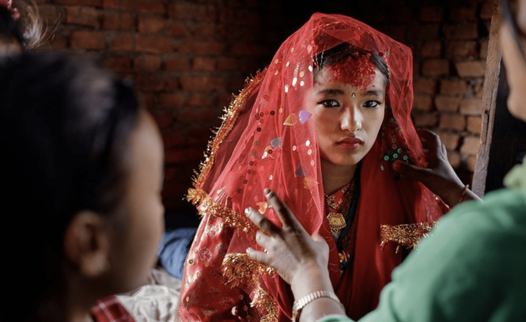 在印度，嫁女需籌備豐厚嫁妝，否則會令家族蒙羞，而將年幼女兒出嫁則毋須這樣做，此一因素亦助長了童婚問題。