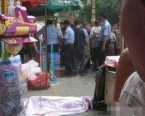 最後母親在絕望下從5樓住所跳下身亡。網圖
