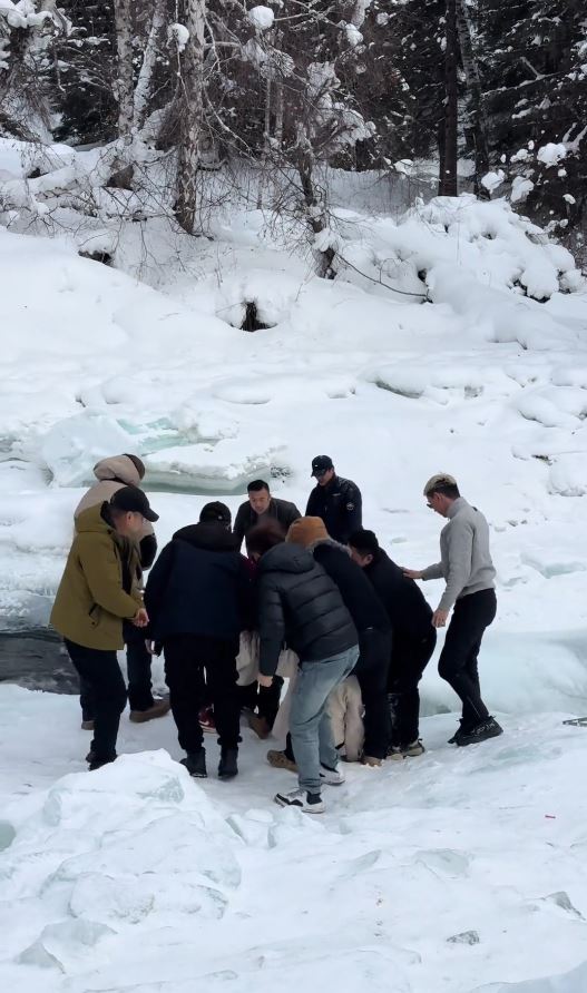 跌入冰河的两母女获现场民众合力救回。抖音＠小橙子