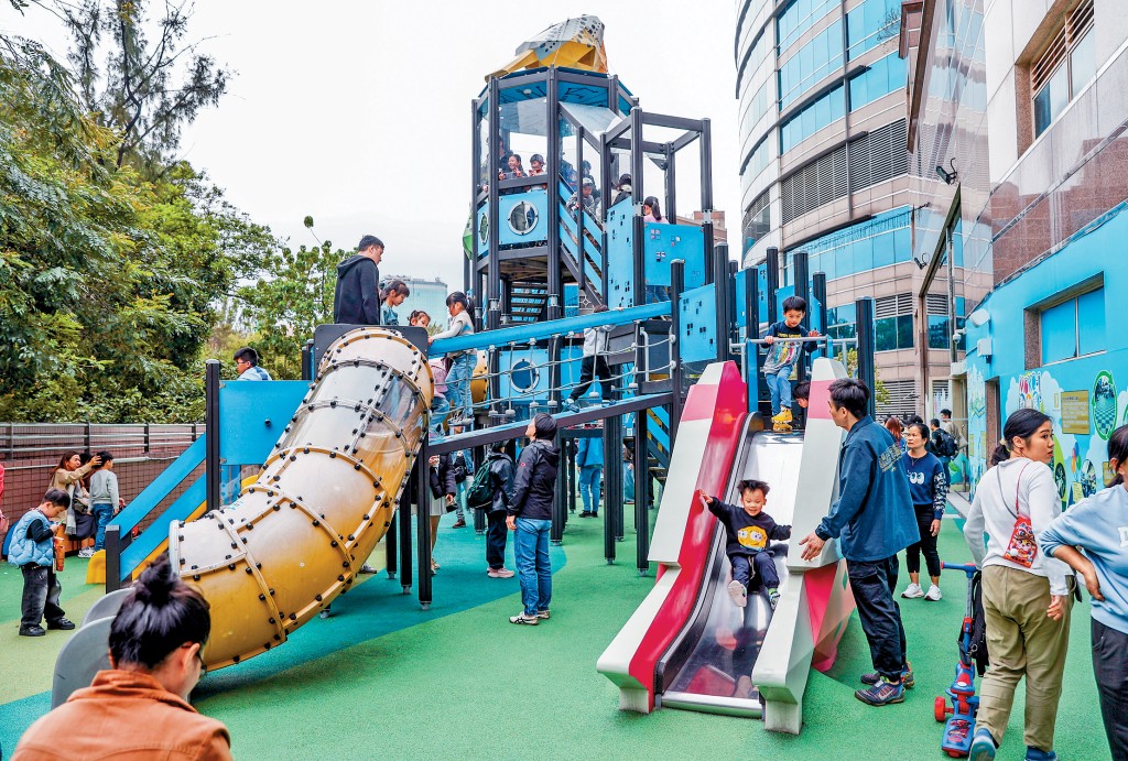 近期多個國家發生地震，部分家長寧願與子女在港玩樂。
