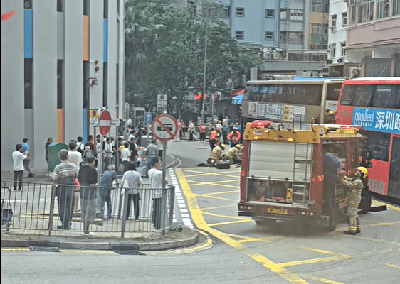 男子被巴士撞倒捲落車底。 網圖