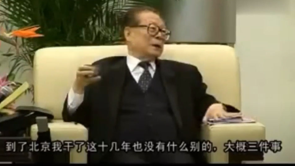 江澤民在講話中提到在「六四」事件前他本打算退休後到大學當教授，但臨危受命成為中共總書記，並且概括了任內的三件功績。網片截圖