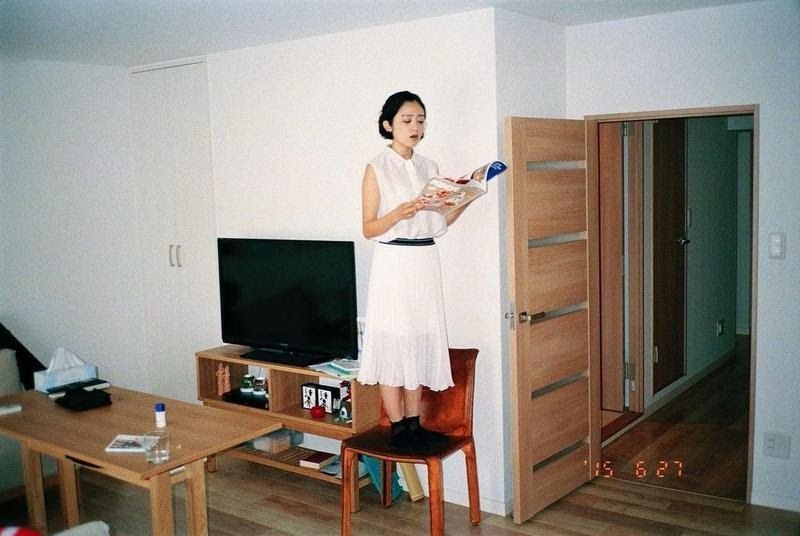 桑岛智辉之前不时在网上晒出拍摄安达佑实的照片。
