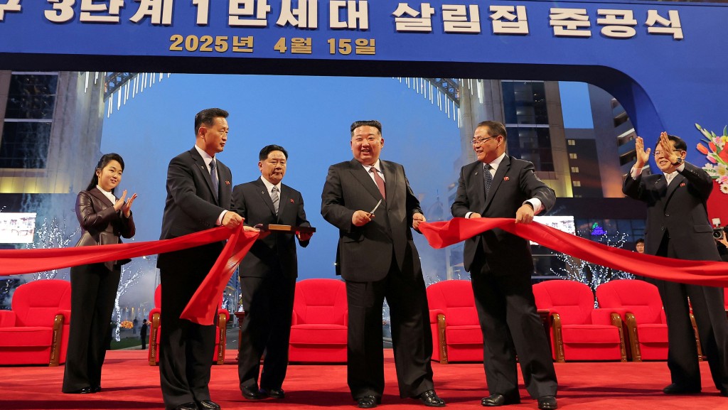 金正恩在「太陽節」當天，為平壤和盛新區第三期萬套住宅建設項目落成剪綵。 路透社
