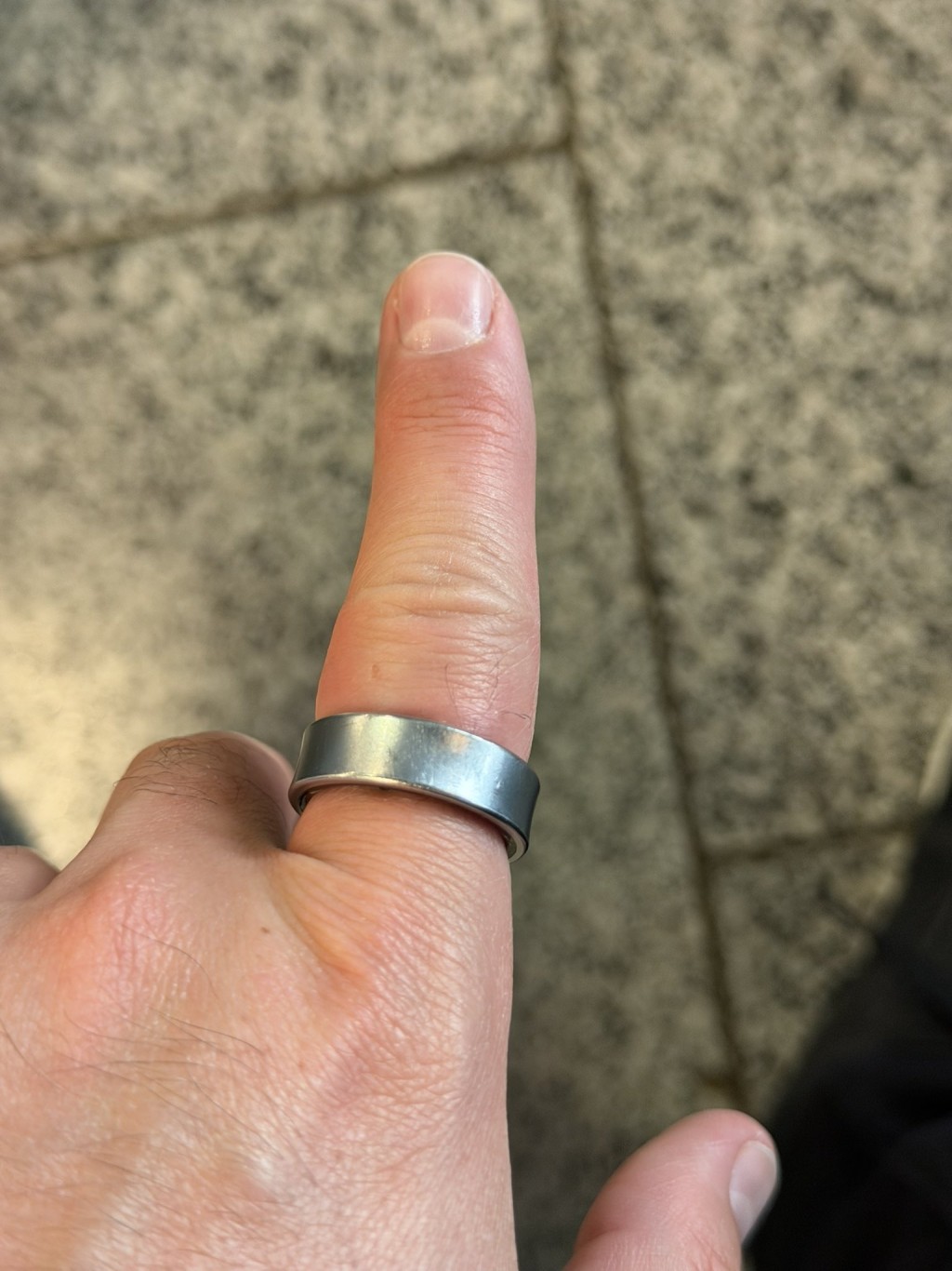 英國科技網站慘遇三星智能戒指電池膨脹卡手指。 X@ZONEofTECH 英國科技網站慘遇三星智能戒指電池膨脹卡手指。 X@ZONEofTECH