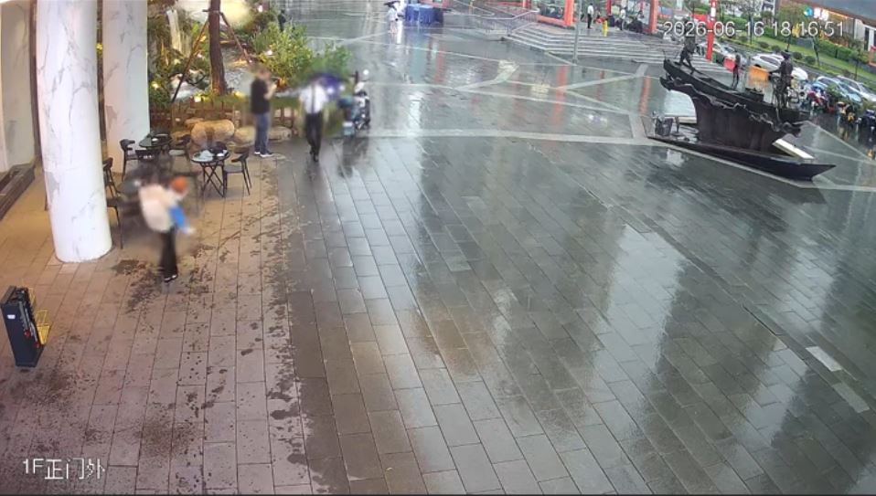 CCTV证明保安只要求移离“电鸡”，没有驱赶宝妈及其孩子避雨。
